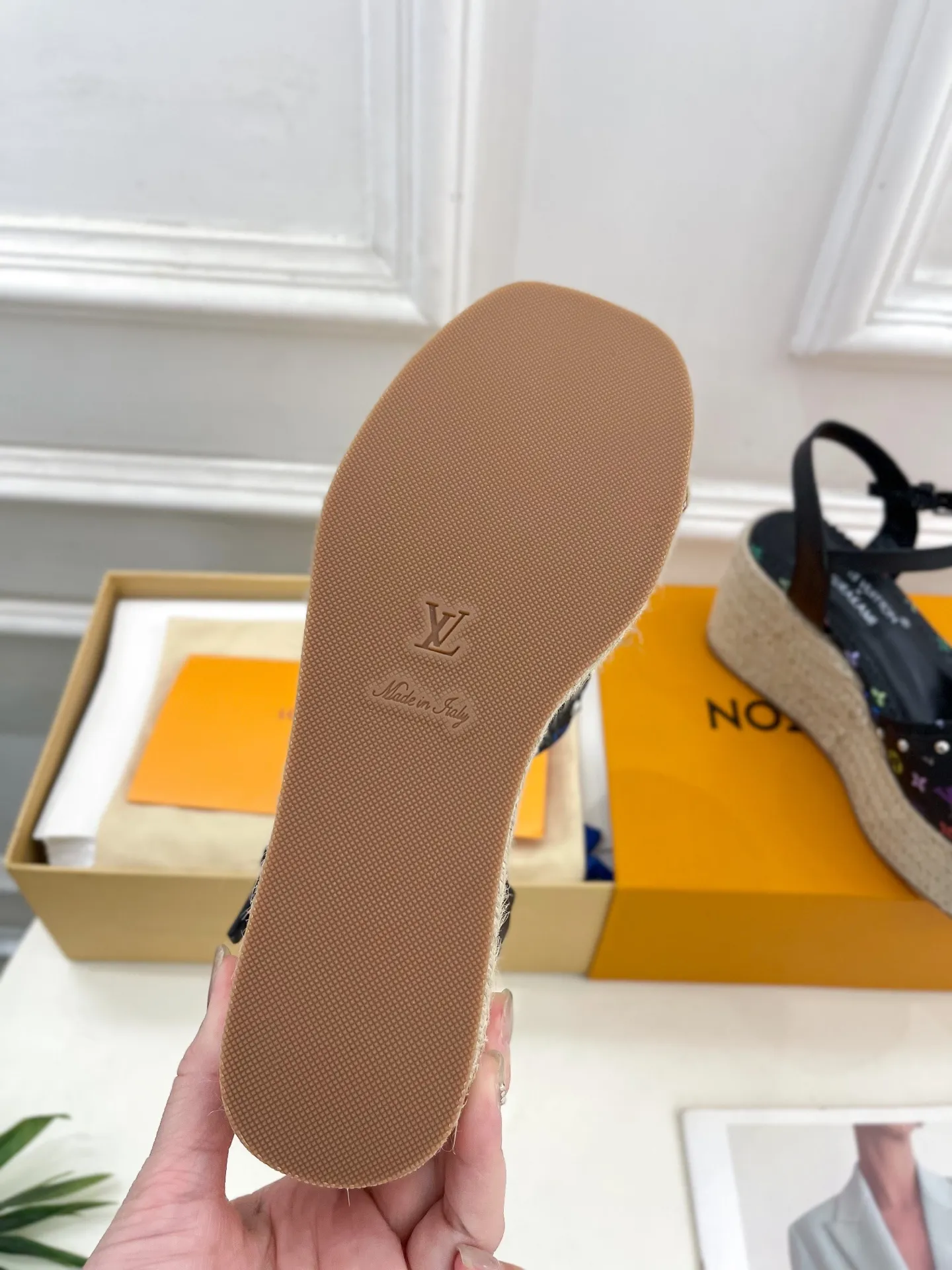 👟👟Ex-factory price 620👟👟 | Louis Vuitton 25𝐬𝐬 🧡💚2025 spring and summer new model top version‼ ️The original version is the same. The counter features the latest LV Full of high-end feel! A popular model among bloggers at home and abroad, it’s retro and fashionable and looks amazing on your feet! Mainly recommended model on the official website★ ━━━━━ ЅᏇєєt ━━━━━ ▪️Upper: Original customized cowhide print ▪️Lining: imported sheepskin lining ▪️Outsole: original molded outsole ▪️Heel height: 8cm, water platform 4.5cm ▪️Shoe size: 35-39 (customized for 40, 41)